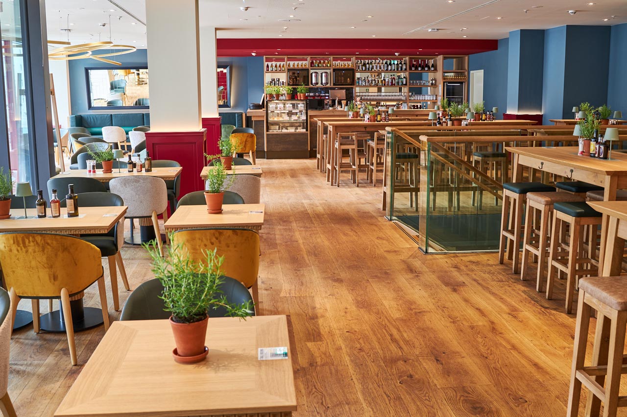 Vapiano - Restaurant mit Holzdekor und Pflanzen